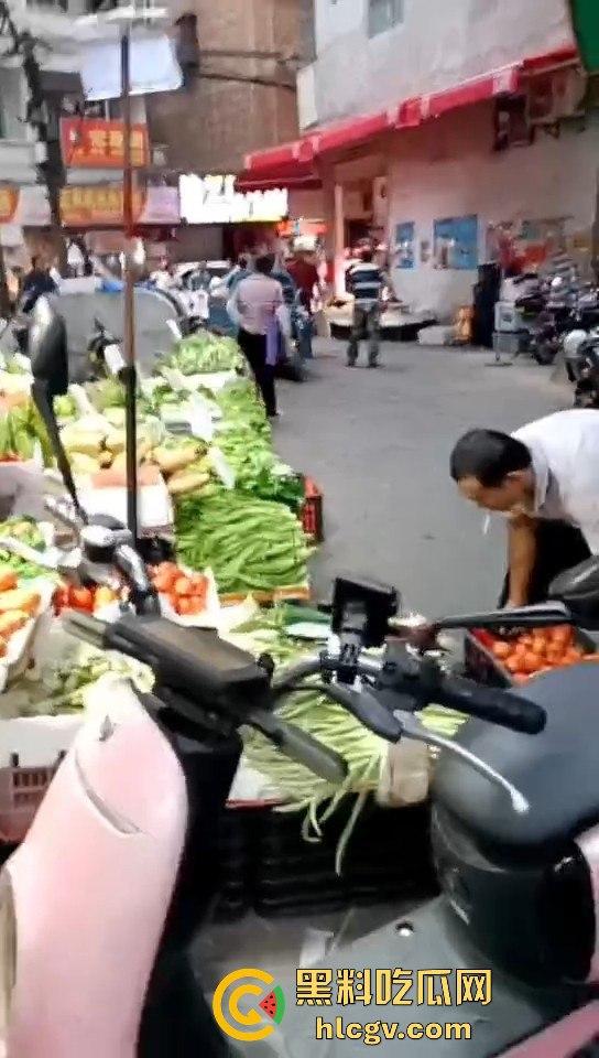 广东菜市场两个加起来100岁的大爷大妈打得不亦乐乎！年纪不小了火气还挺大！  第3张