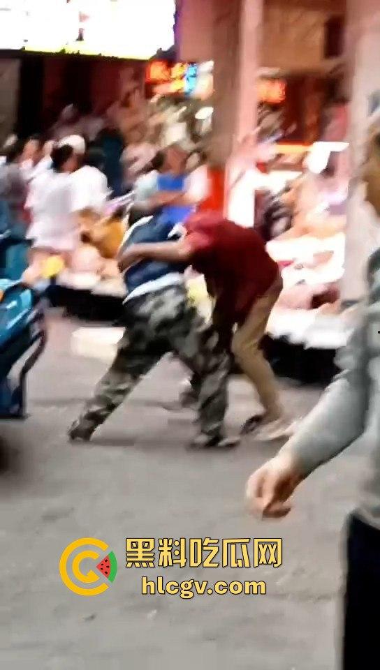 广东菜市场两个加起来100岁的大爷大妈打得不亦乐乎！年纪不小了火气还挺大！  第4张