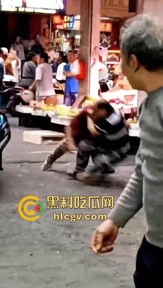 广东菜市场两个加起来100岁的大爷大妈打得不亦乐乎！年纪不小了火气还挺大！  第5张