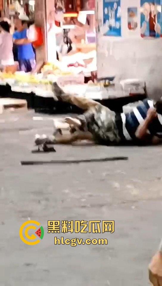 广东菜市场两个加起来100岁的大爷大妈打得不亦乐乎！年纪不小了火气还挺大！  第7张