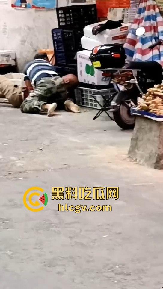 广东菜市场两个加起来100岁的大爷大妈打得不亦乐乎！年纪不小了火气还挺大！  第8张