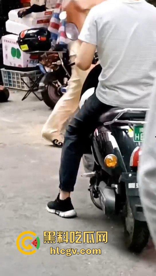 广东菜市场两个加起来100岁的大爷大妈打得不亦乐乎！年纪不小了火气还挺大！  第9张