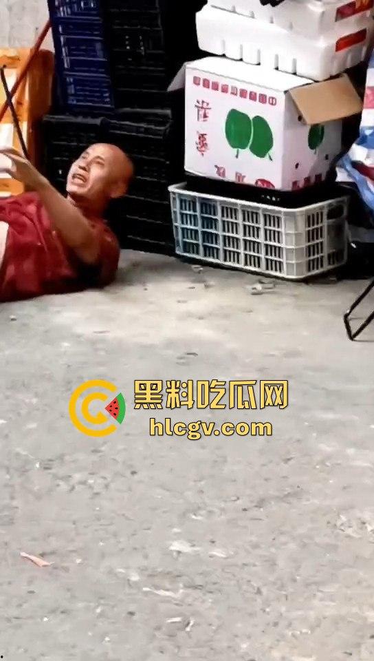 广东菜市场两个加起来100岁的大爷大妈打得不亦乐乎！年纪不小了火气还挺大！  第10张