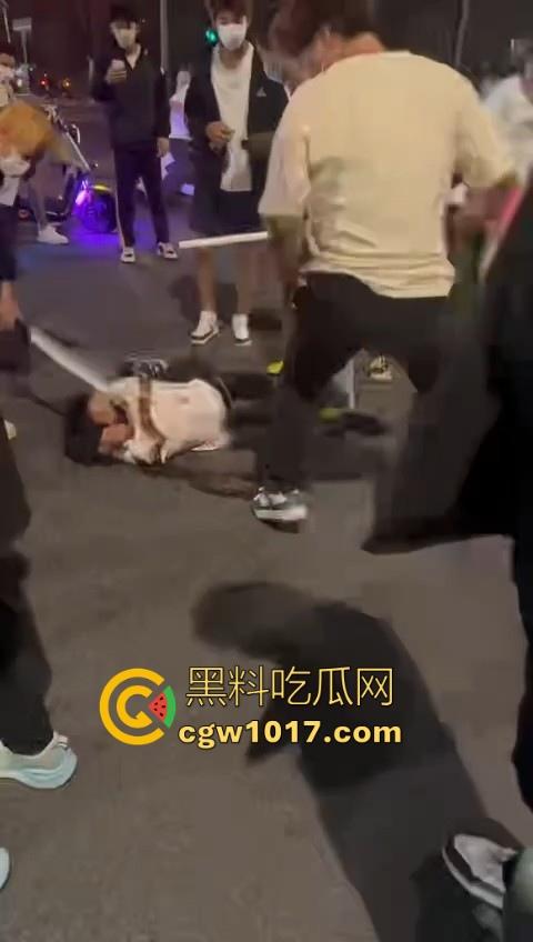 精神小伙街头围殴，骑着鬼火拿着铁棍上来抡，打得满身是学，年轻人打人真的没轻没重的！  第2张