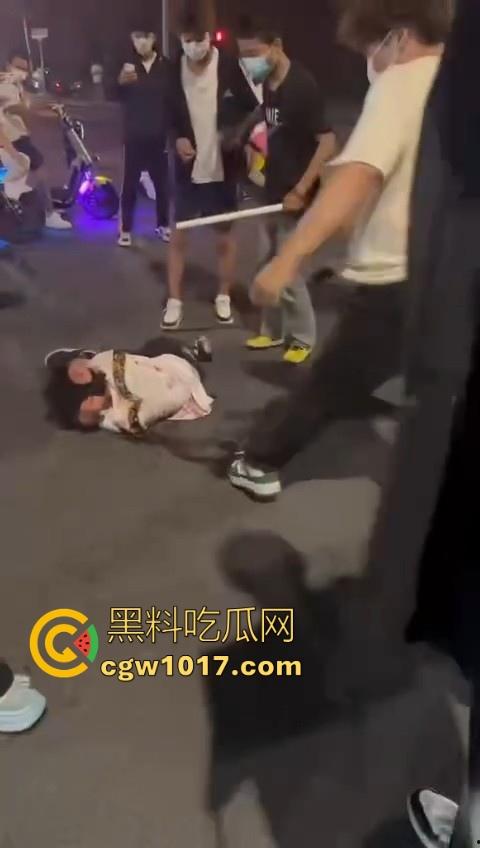 精神小伙街头围殴，骑着鬼火拿着铁棍上来抡，打得满身是学，年轻人打人真的没轻没重的！  第3张
