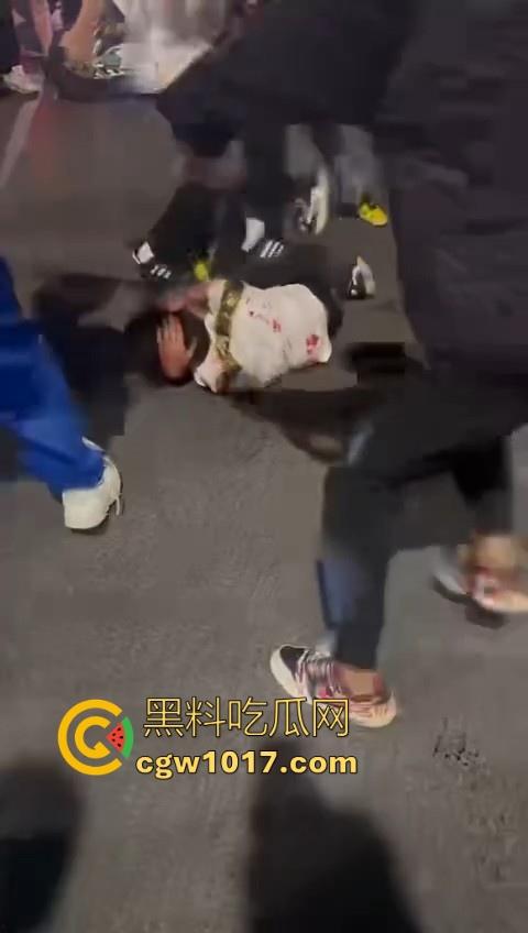 精神小伙街头围殴，骑着鬼火拿着铁棍上来抡，打得满身是学，年轻人打人真的没轻没重的！  第5张