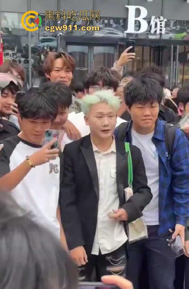 2025年最有种的男人出现了！抖音王源头号黑粉【王扁】古有关羽单刀赴会，只身现身演唱会“小汤圆”线下围攻！  第3张