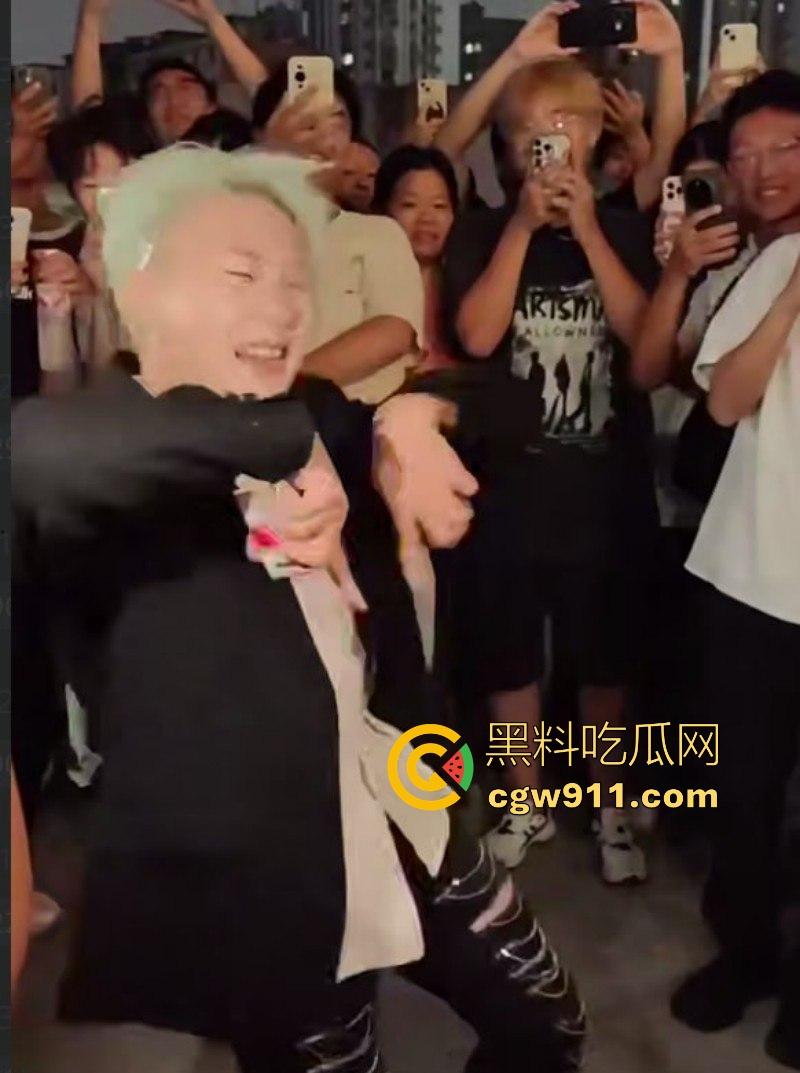 2025年最有种的男人出现了！抖音王源头号黑粉【王扁】古有关羽单刀赴会，只身现身演唱会“小汤圆”线下围攻！  第7张