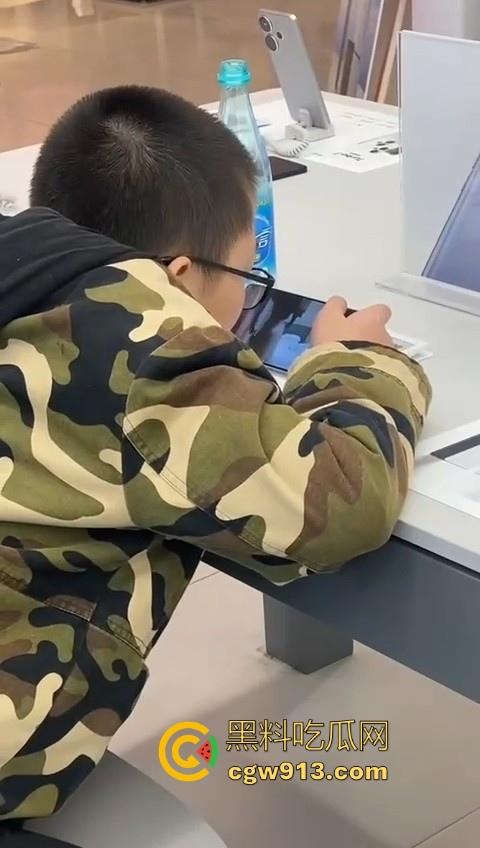 小米之家小孩哥在线看黄片！暑假快结束了赶紧来手机店看，去厕所撸小鸡鸡，不是没人告诉你看片来黑料看呀！  第2张