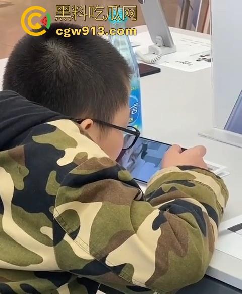 小米之家小孩哥在线看黄片！暑假快结束了赶紧来手机店看，去厕所撸小鸡鸡，不是没人告诉你看片来黑料看呀！  第3张