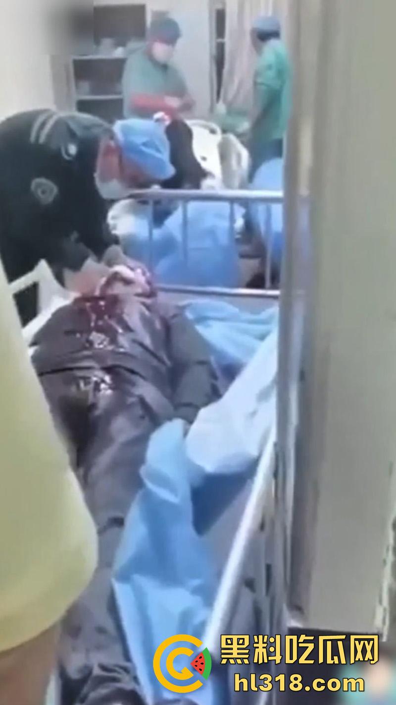 秦皇岛红桥里砍人事件，持刀报复社会在大街上见人就砍，据说有20多人被砍，目前人已被逮捕！  第2张