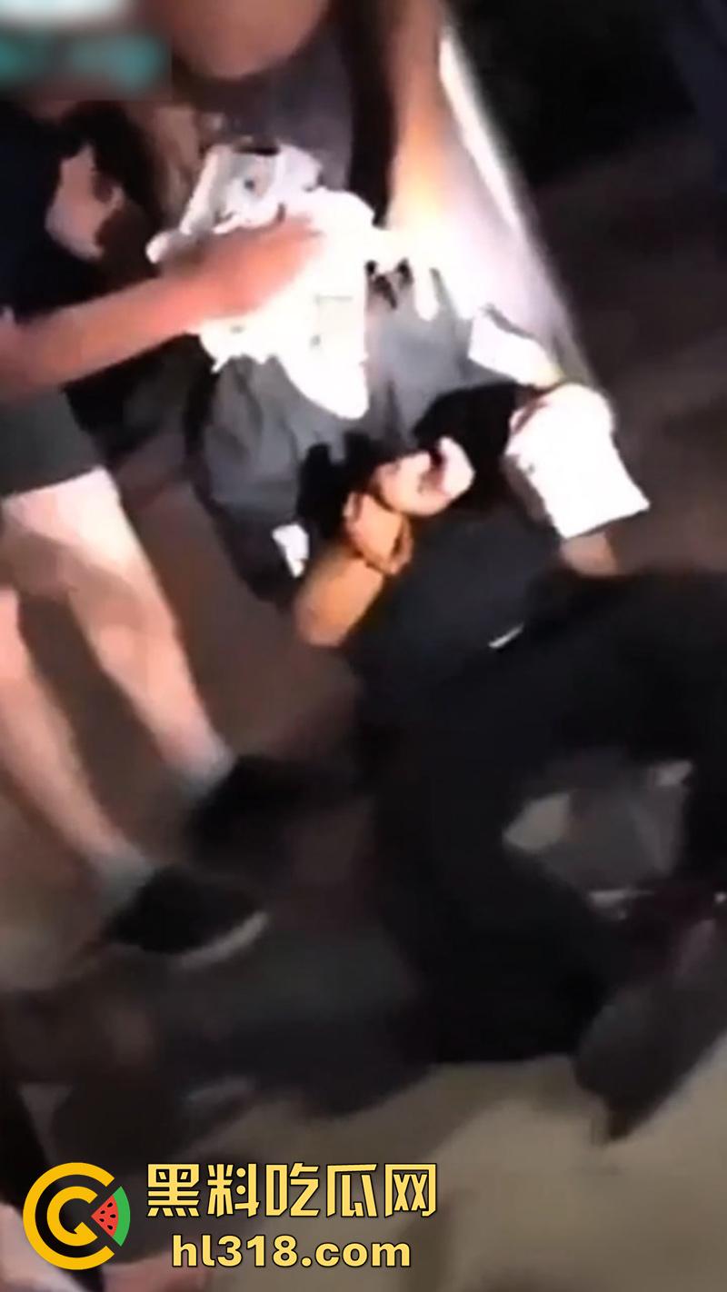 秦皇岛红桥里砍人事件，持刀报复社会在大街上见人就砍，据说有20多人被砍，目前人已被逮捕！  第3张