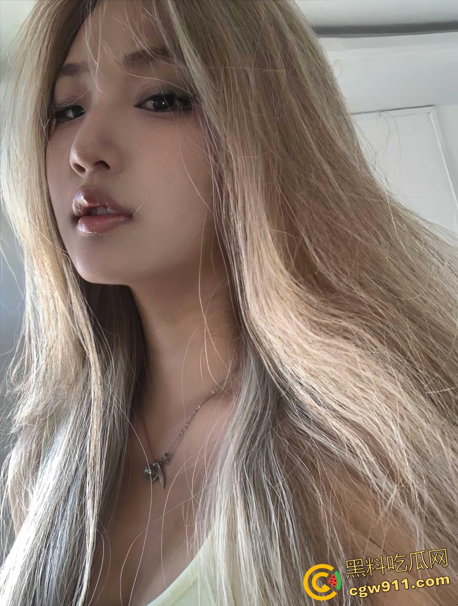 内蒙古赤峰清纯小妹【贾怡】，高颜值极品身材，被男友无套爆操高潮 ，镜前跪地口交，白嫩肥臀后入疯狂榨精！  第2张