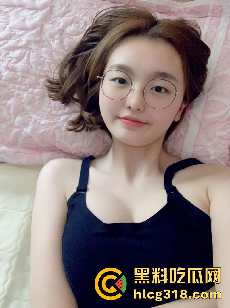 巨乳眼镜妹扣穴扣到喷尿，极品反差眼镜萝莉，身材极品美乳粉嫩，果然带眼镜的最骚 私下太反差了！  第1张