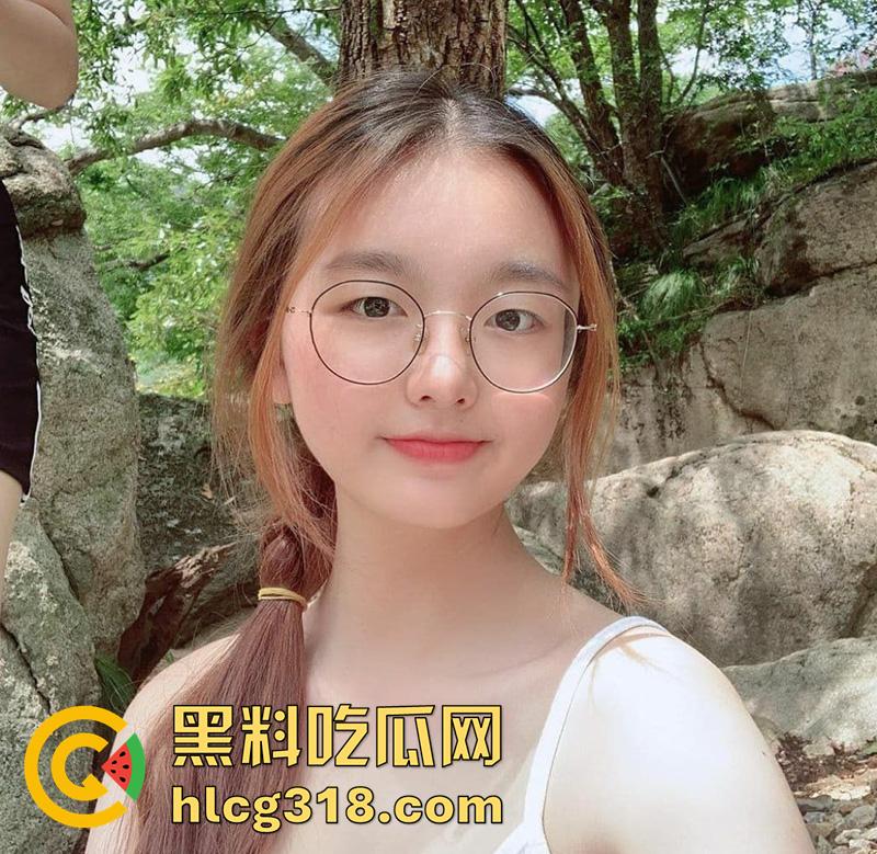 巨乳眼镜妹扣穴扣到喷尿，极品反差眼镜萝莉，身材极品美乳粉嫩，果然带眼镜的最骚 私下太反差了！  第2张