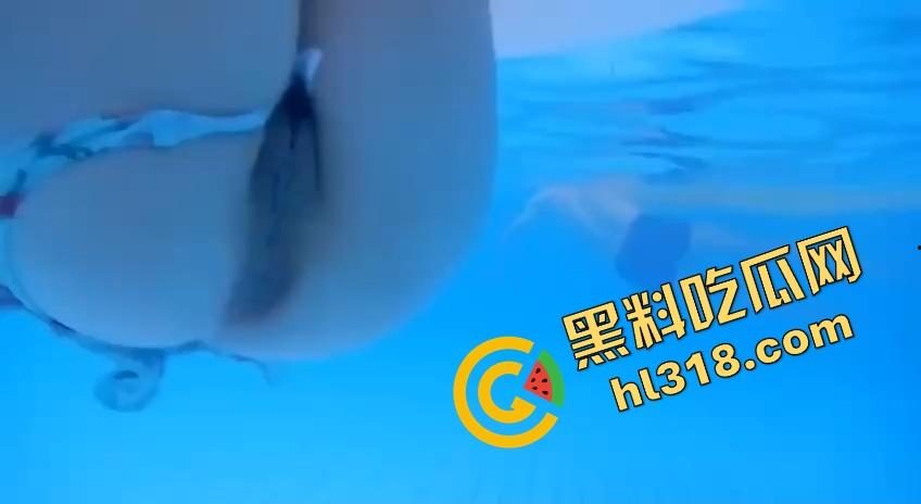 泳池里骚逼女直接脱泳裤露鲍鱼，在线钓鱼引全场潜水哥蠢蠢欲动，水下风景比水面还刺激！  第13张