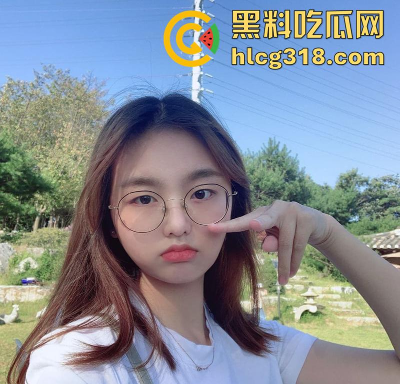 巨乳眼镜妹扣穴扣到喷尿，极品反差眼镜萝莉，身材极品美乳粉嫩，果然带眼镜的最骚 私下太反差了！  第4张