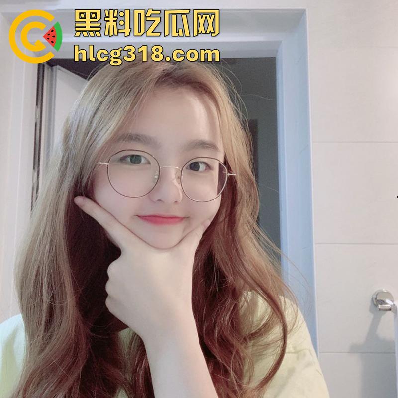 巨乳眼镜妹扣穴扣到喷尿，极品反差眼镜萝莉，身材极品美乳粉嫩，果然带眼镜的最骚 私下太反差了！  第5张