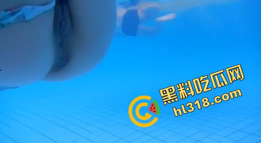 泳池里骚逼女直接脱泳裤露鲍鱼，在线钓鱼引全场潜水哥蠢蠢欲动，水下风景比水面还刺激！  第15张