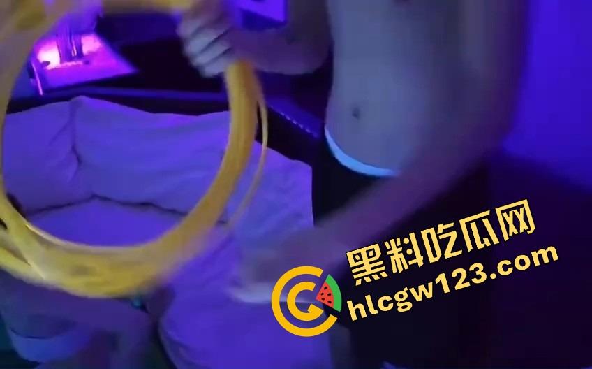 有钱人的游戏怎么玩？海南泳池派对套圈不套礼物套比基尼骚逼，一圈一个骚鸡，水面上全是浪叫声！  第1张