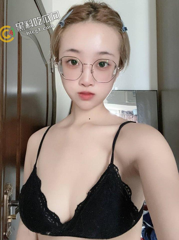 非常清纯的眼镜妹 生活里看着甜美可爱 私下里不好意思买假鸡巴 就用小手自慰 果然十个眼镜九个骚啊  第2张