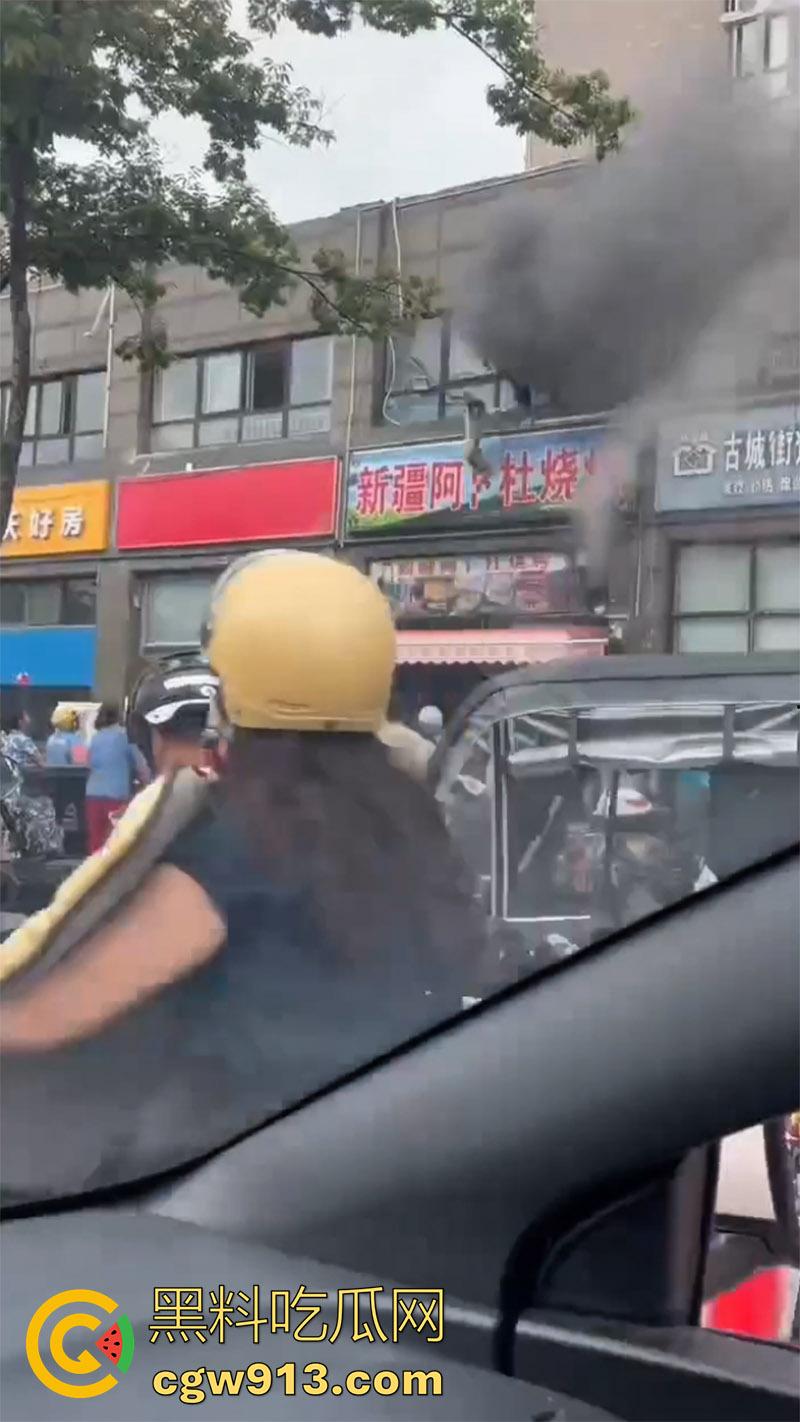 江苏宿迁突发火灾，新疆阿卜杜烧烤店，二楼调料仓库着火，整条街都能闻到烧烤的味道！  第4张