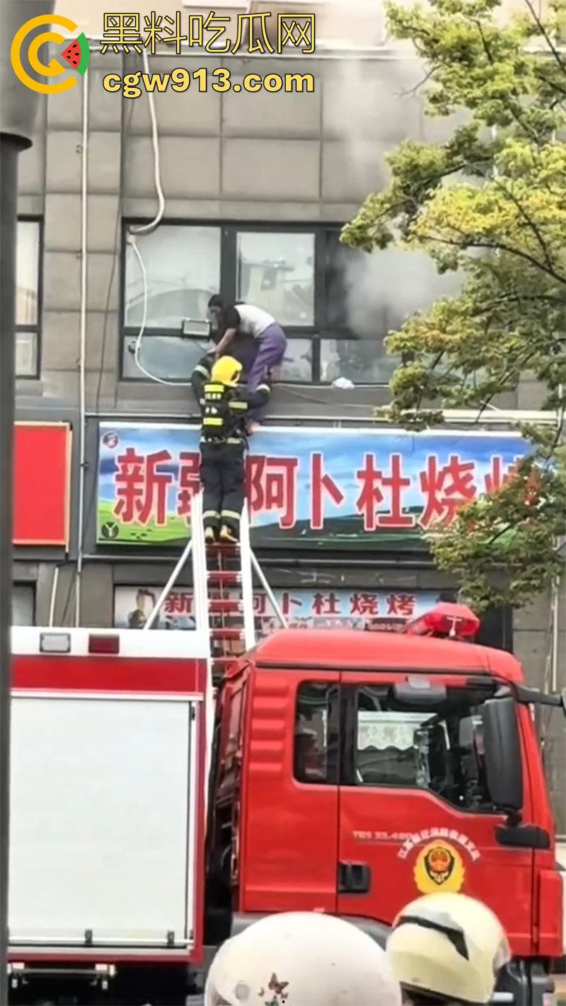 江苏宿迁突发火灾，新疆阿卜杜烧烤店，二楼调料仓库着火，整条街都能闻到烧烤的味道！  第7张