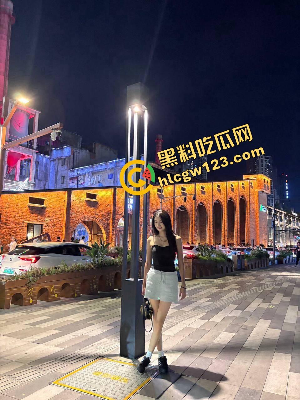 现在的漫展成了低配妓展？衣服遮逼就算COS，长相不够露点来凑，各种骚拍只求脖子以下别露脸！  第4张