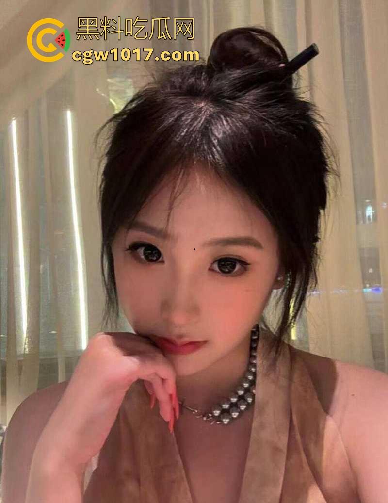 玩陌陌约炮重庆小美，颜值堪比幼版杨幂，私下穿JK黑丝约炮后入，舔蛋撸管榨精，花活做爱！  第1张