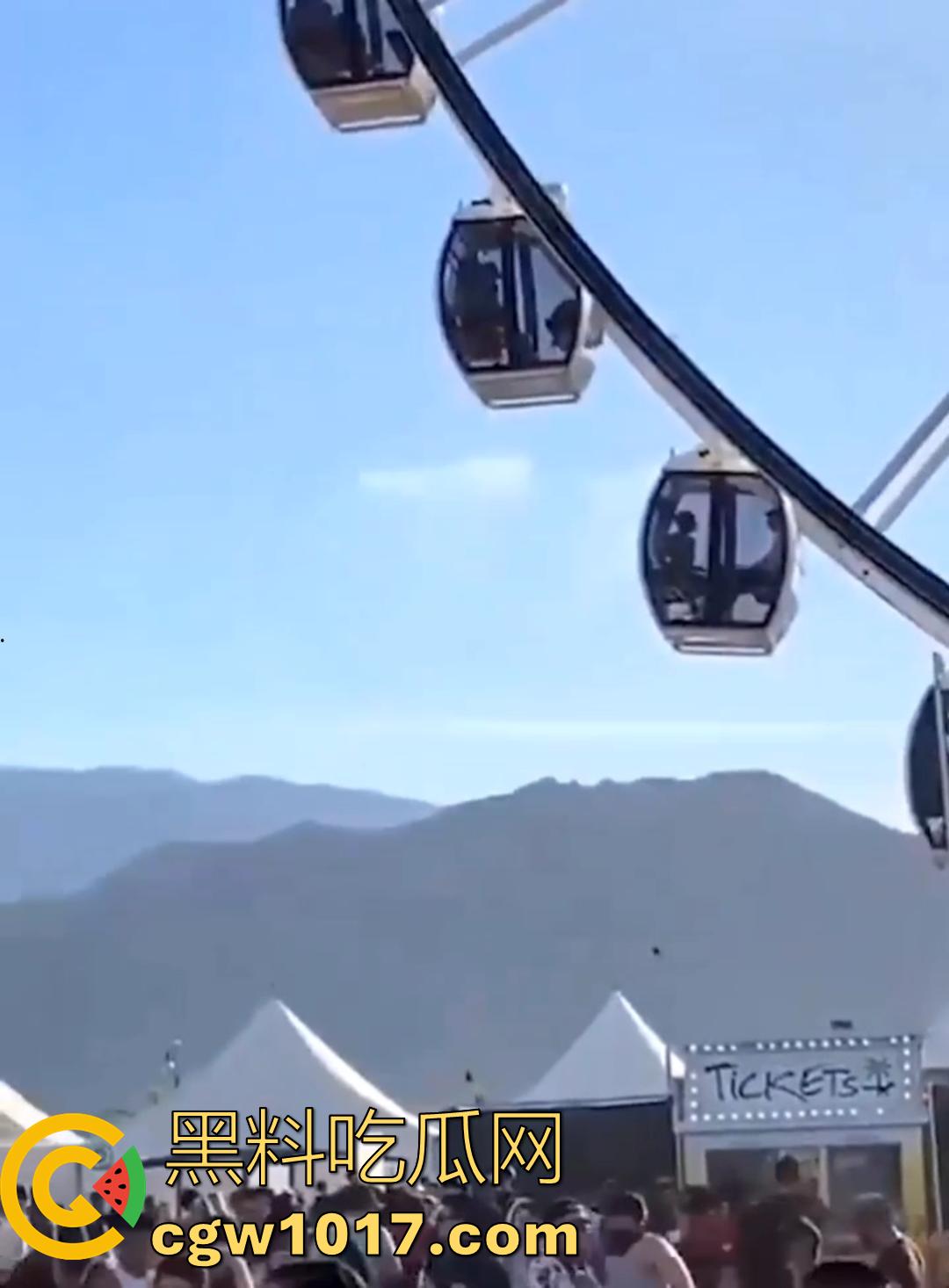 摩天轮刚启动就开吃！饥渴洋妞当众跪舔弟弟 舱内上演活春宫 生怕别人看不到 太敢玩了！  第4张