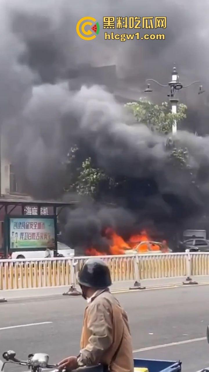 福建莆田一suv路边自燃 几分钟烧成空壳 现场实拍视频曝光  第3张
