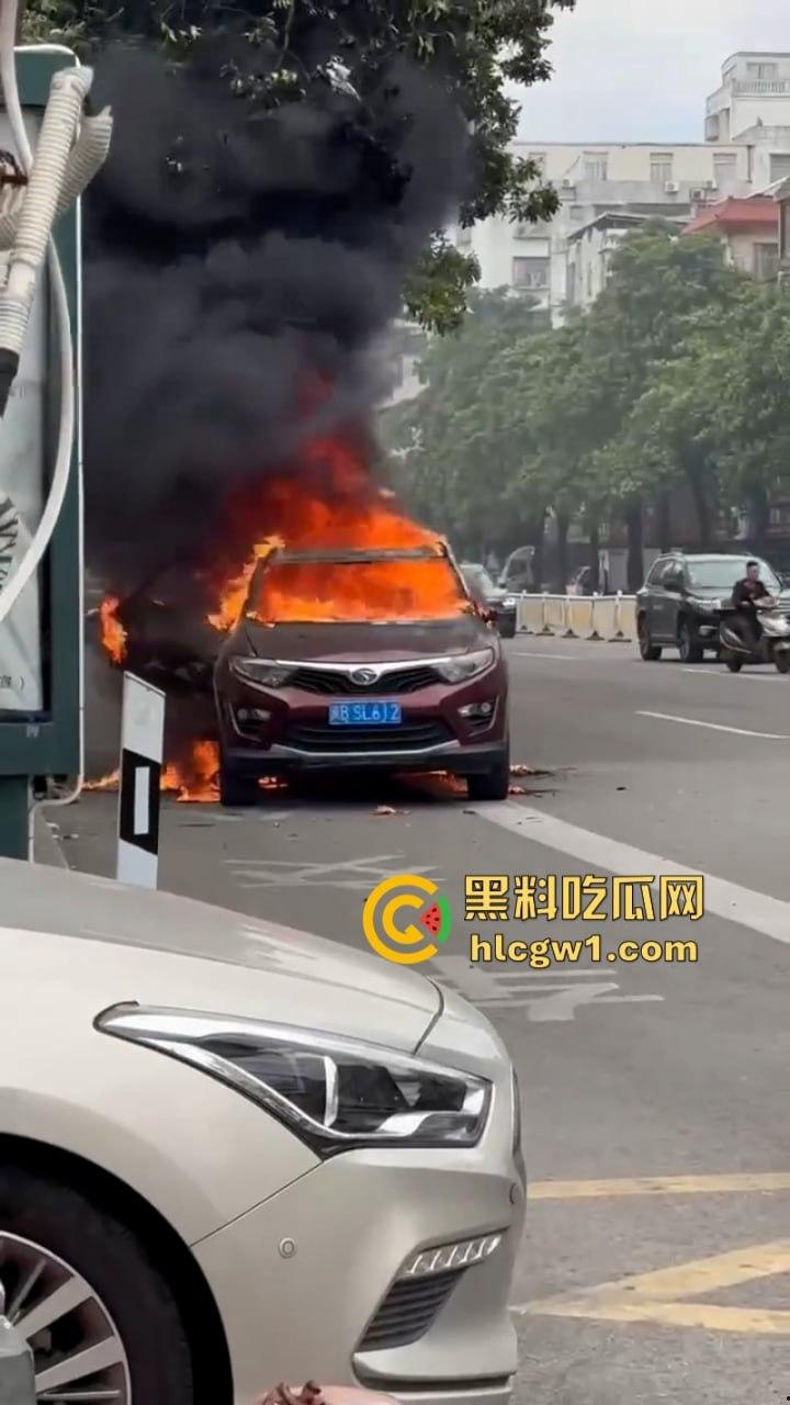 福建莆田一suv路边自燃 几分钟烧成空壳 现场实拍视频曝光  第6张