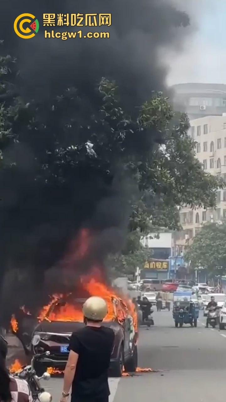 福建莆田一suv路边自燃 几分钟烧成空壳 现场实拍视频曝光  第8张