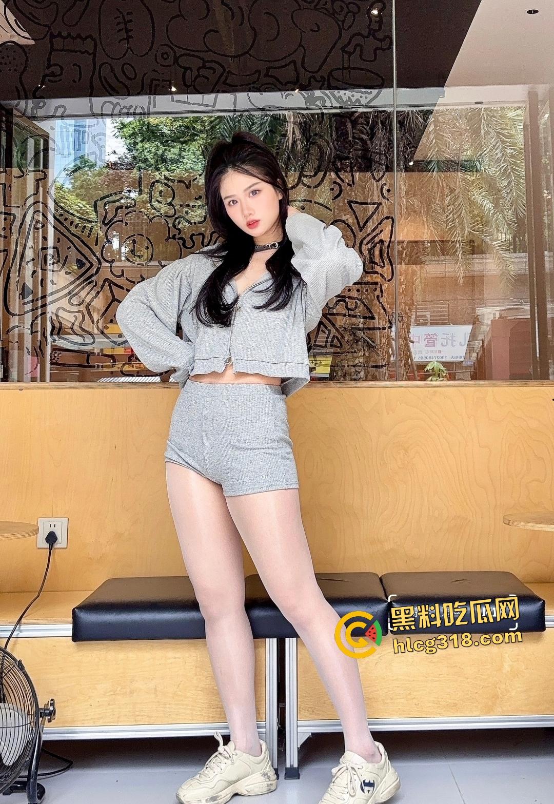 小红书【凉拌土豆丝】教制作白丝汉堡包！白丝玉足涂沙拉酱草莓点缀，筷子抹匀！看着真想尝一口！  第4张