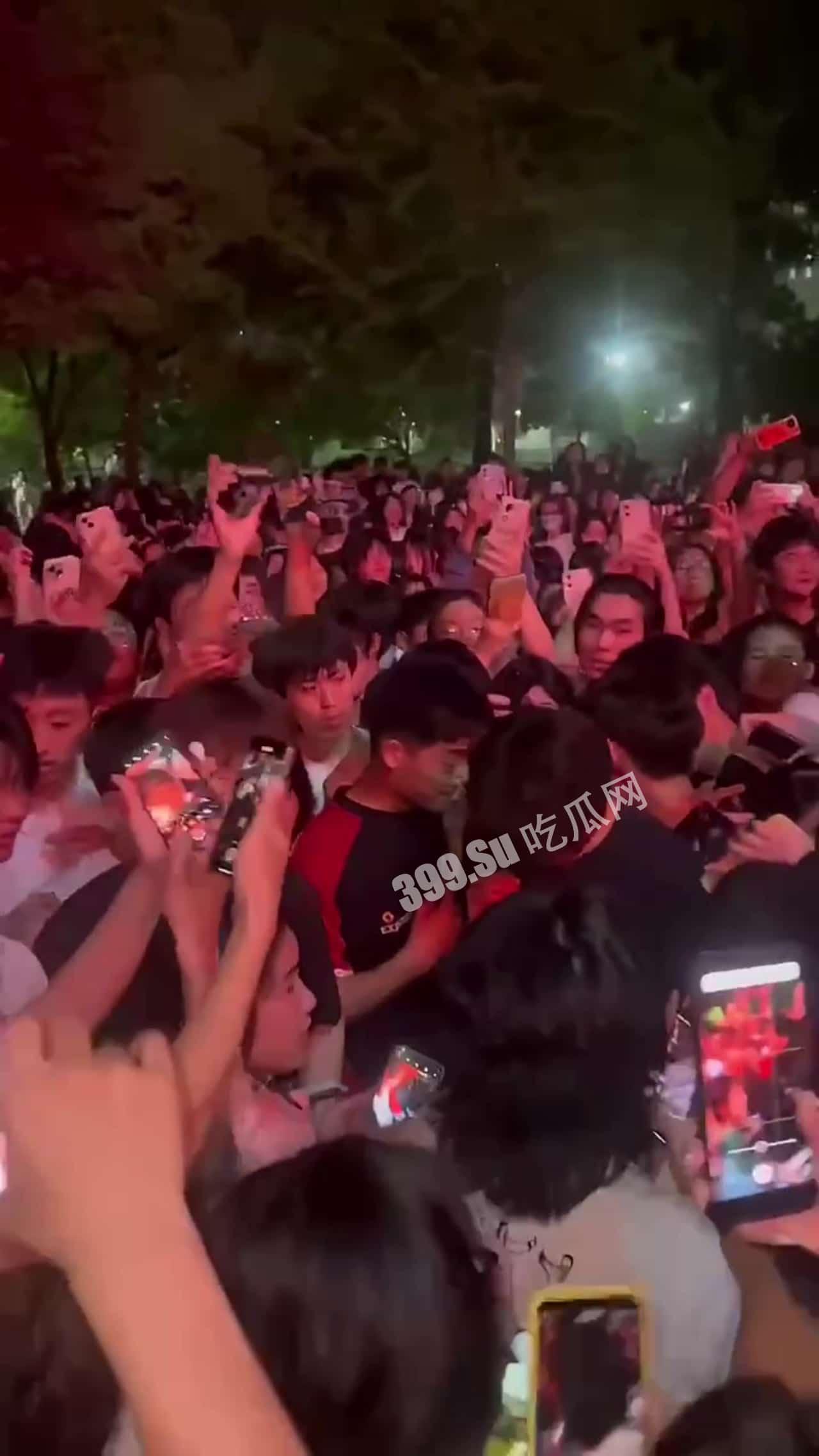 网传 安徽财贸职业学院 一海王同时谈8个女友被抓包 现场堪比演唱会🤣  第2张