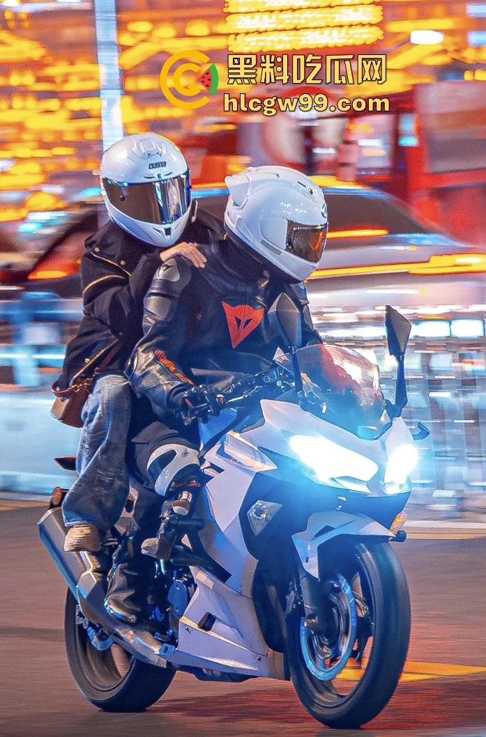 重庆22岁摩托博主【蓄意喵喵拳】抬头骑摩托玩命秀逆行甩头，受伤住院还水滴筹，这波操作真是秀到飞起！  第9张