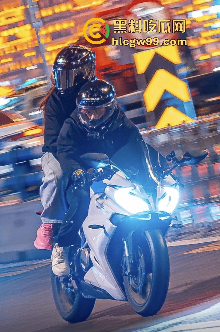 重庆22岁摩托博主【蓄意喵喵拳】抬头骑摩托玩命秀逆行甩头，受伤住院还水滴筹，这波操作真是秀到飞起！  第12张