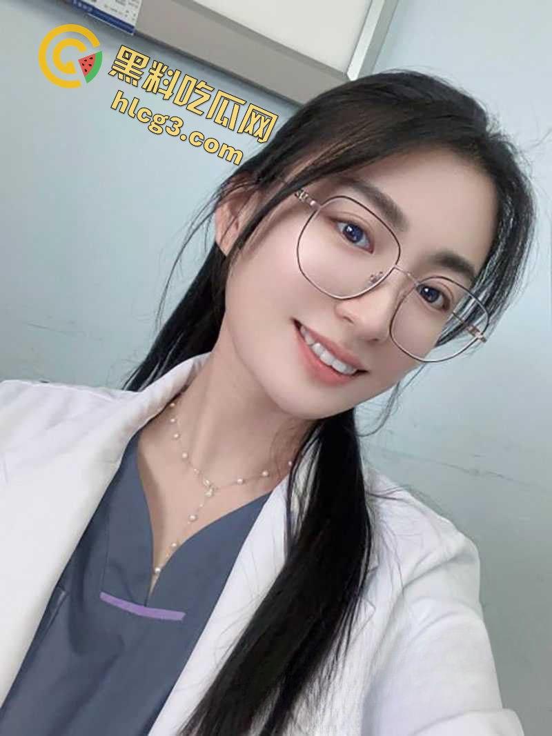 云南第一人民医院女护士『陈萍萍』为升职加薪献身科室主任 翘臀趴在办公桌上 让领导后入泄火  第1张