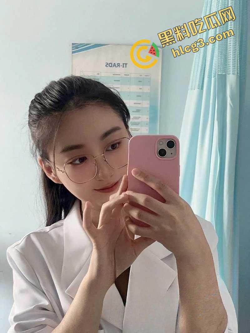 云南第一人民医院女护士『陈萍萍』为升职加薪献身科室主任 翘臀趴在办公桌上 让领导后入泄火  第3张