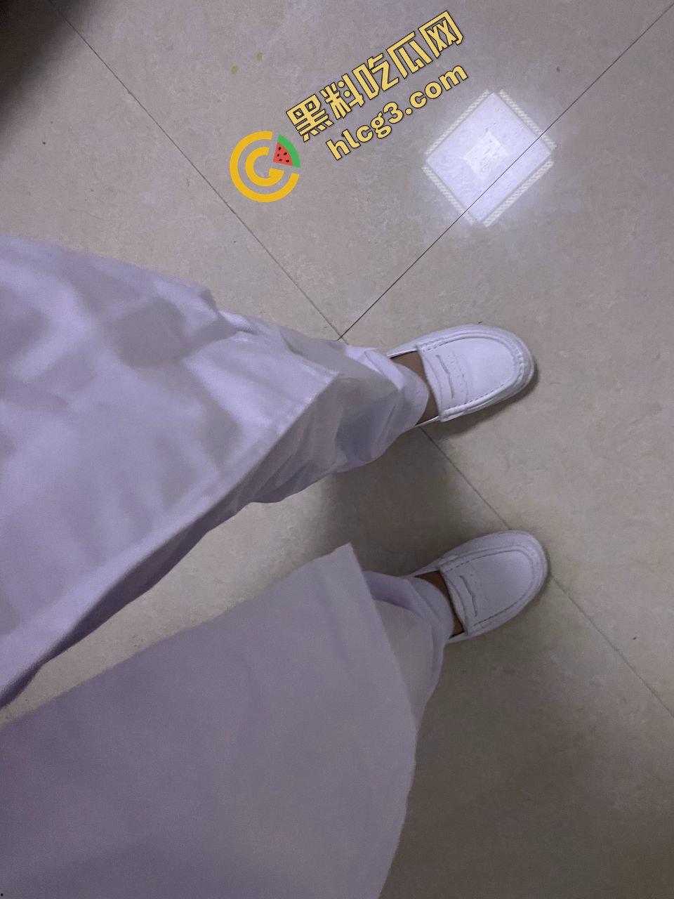 云南第一人民医院女护士『陈萍萍』为升职加薪献身科室主任 翘臀趴在办公桌上 让领导后入泄火  第6张