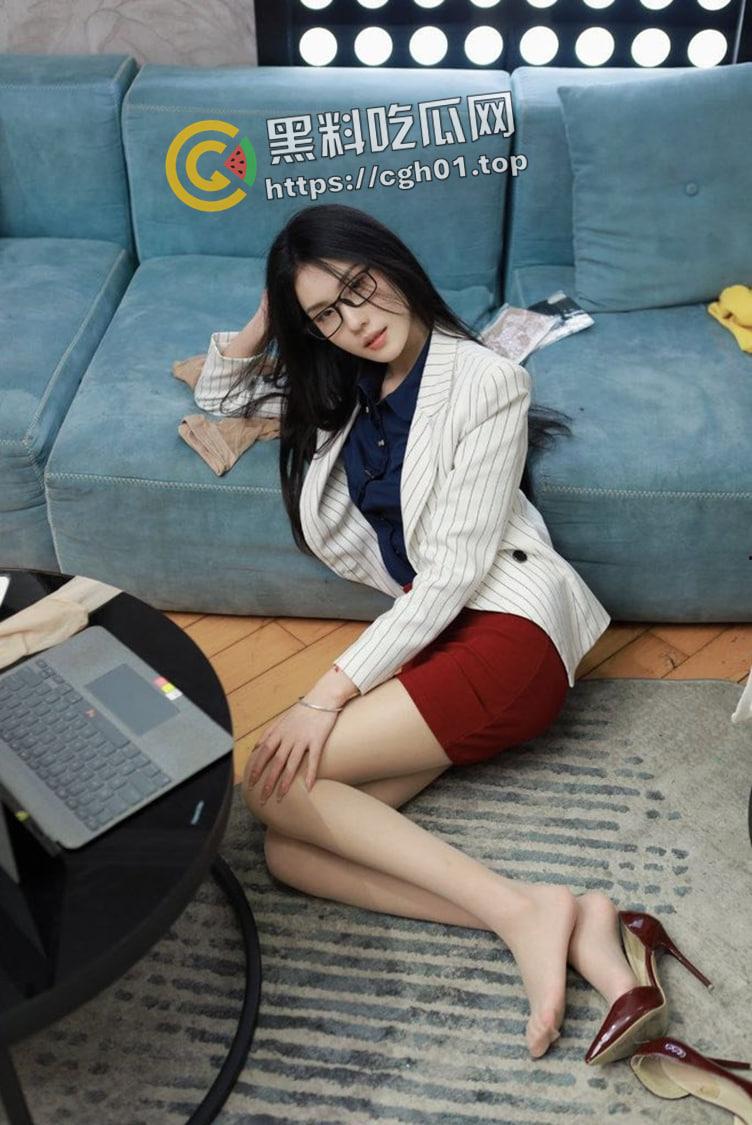 传媒大学校花学姐的美脚诱惑 足控狂喜 学姐别舔了 快放我嘴里  第3张