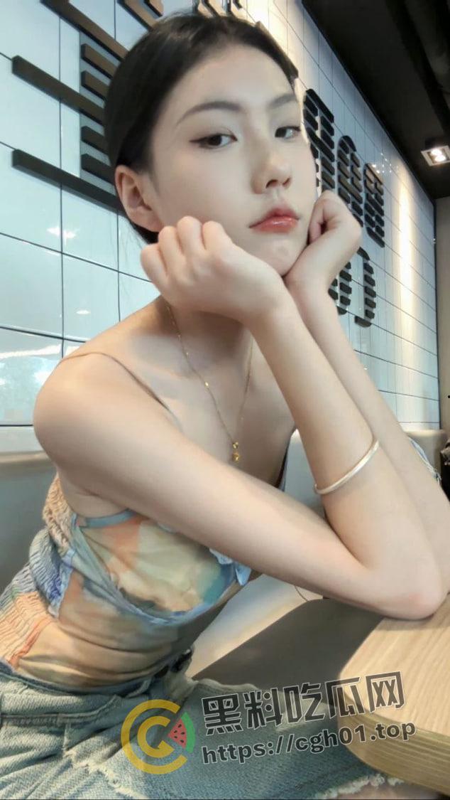 传媒大学校花学姐的美脚诱惑 足控狂喜 学姐别舔了 快放我嘴里  第6张