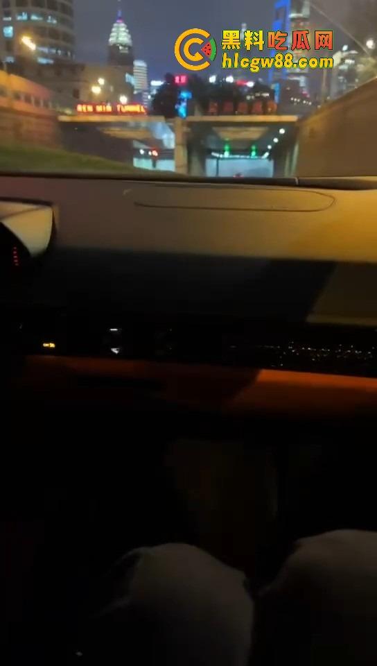 上海装逼狗租小牛隧道飙车炸场，下雨天装逼被雷劈爽翻天，谁瞅他不笑死这傻屌！  第1张