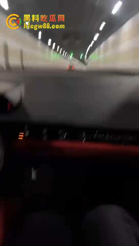 上海装逼狗租小牛隧道飙车炸场，下雨天装逼被雷劈爽翻天，谁瞅他不笑死这傻屌！  第3张