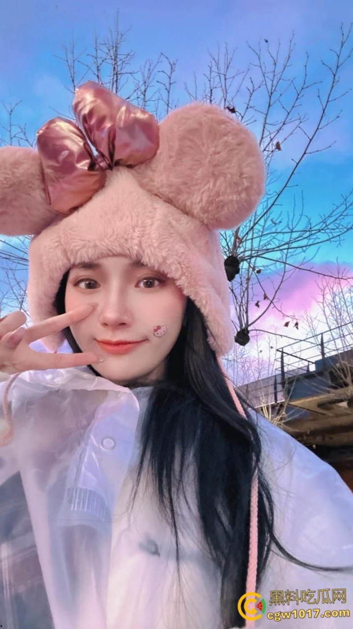 哈尔滨小母狗【黄诗涵】，穿着情趣黑丝露脸口交，抠逼舔穴满脸享受，高潮失禁潮喷不断，淫叫声超动听！  第3张