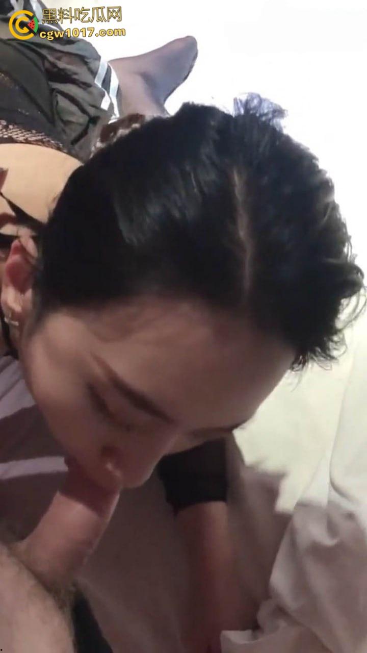 哈尔滨小母狗【黄诗涵】，穿着情趣黑丝露脸口交，抠逼舔穴满脸享受，高潮失禁潮喷不断，淫叫声超动听！  第4张