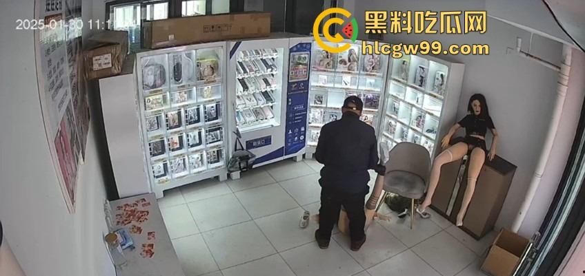 老群友情趣用品店现场试操充气娃娃，白丝不行就要黑丝，捣了几下才发现干操太疼，忘搞润滑油鸡儿磨破皮！  第3张
