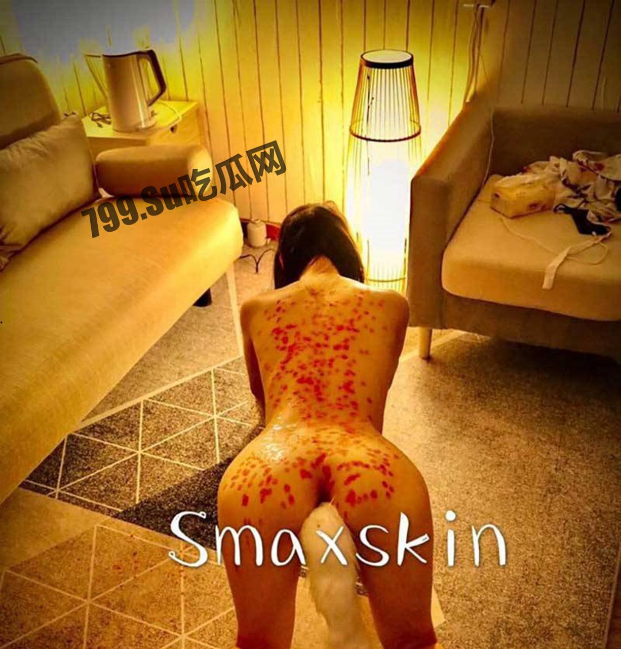 推特网红 S 级身材 skin 反差母狗私拍 各种人前露出 SM 调教 3P 啪啪 视频合集流出  第1张