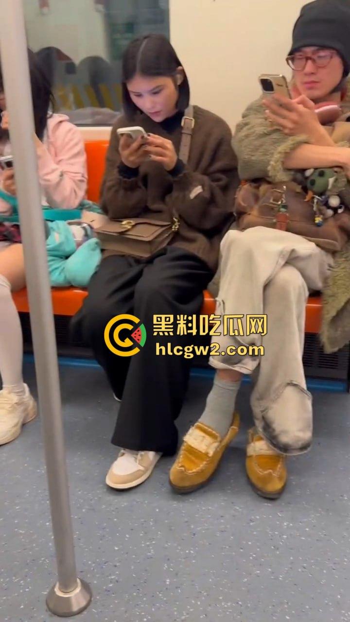 上海地铁上亚文化小伙伸手进女友内裤抠逼，眼镜妹在男友抖腿抠逼下丝毫不慌，刷微博轻松应对周围人围观！  第2张