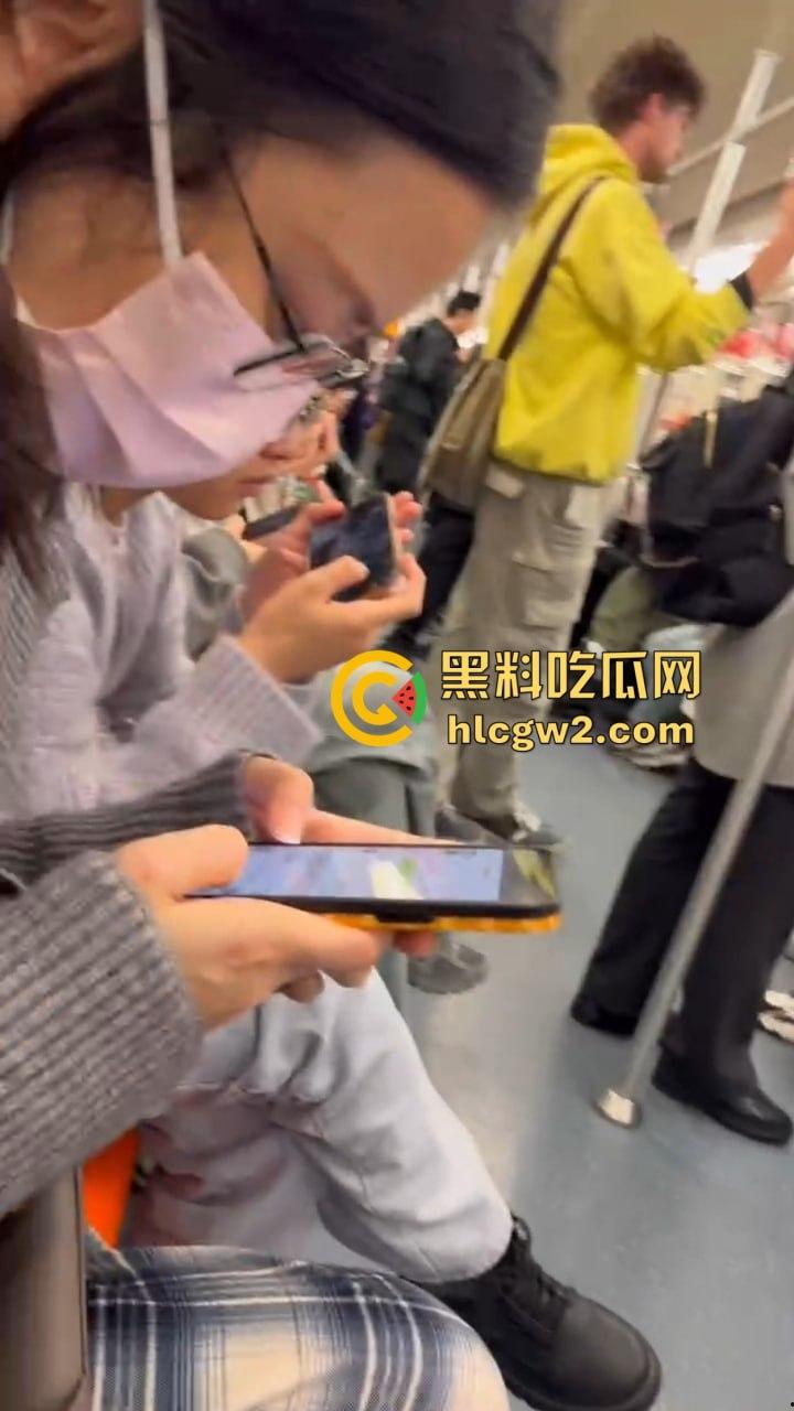 上海地铁上亚文化小伙伸手进女友内裤抠逼，眼镜妹在男友抖腿抠逼下丝毫不慌，刷微博轻松应对周围人围观！  第3张